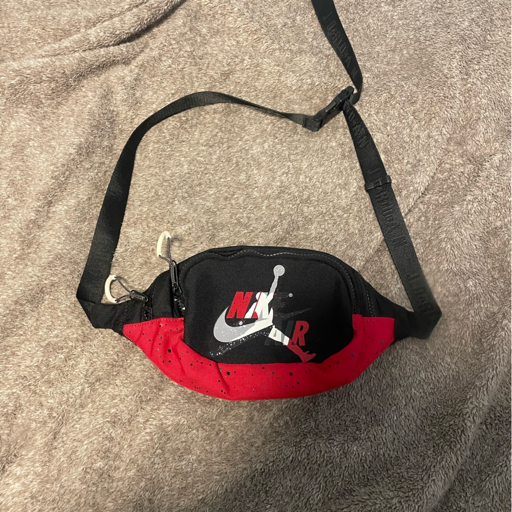 Nike Air Waist Bag: Elevate Your Essentials with a Sporty Style